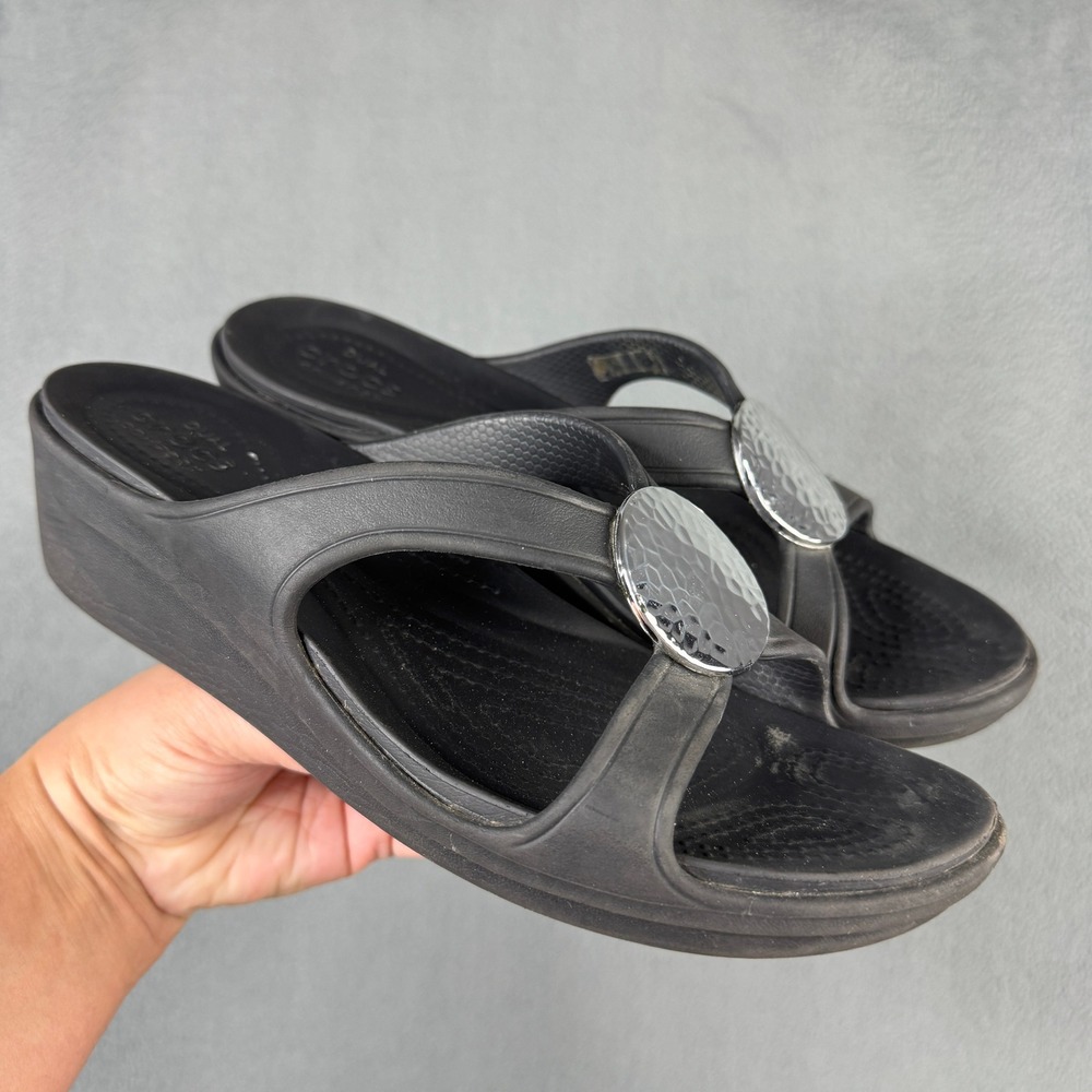 Crocs Sanrah Metal Block Wedge Flip Flop Black W9 Hammered Disc Sandal 210204